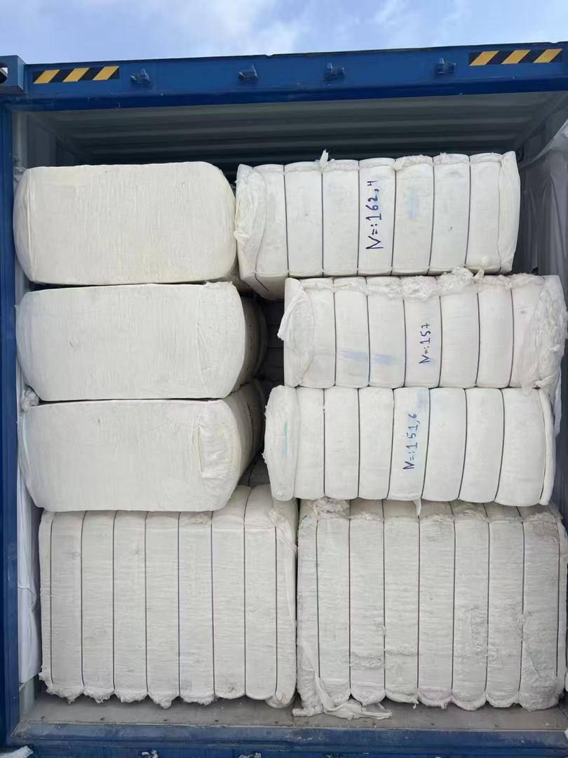Container loaded with pressed cotton bales