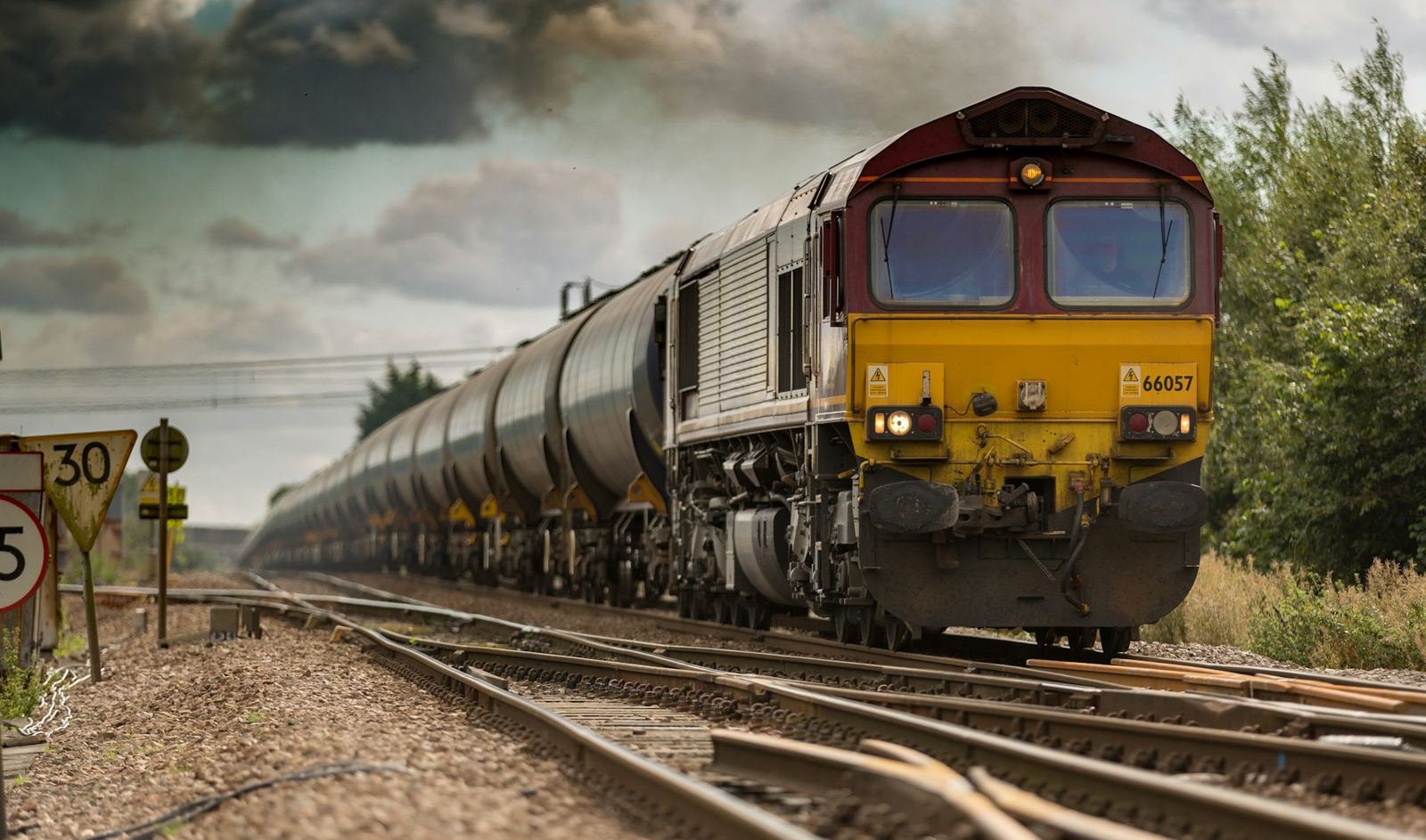 Rail tank cars for aviation fuel transport